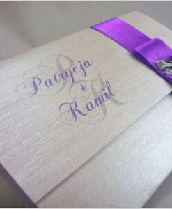 Zaproszenia ślubne z fioletową wstążką