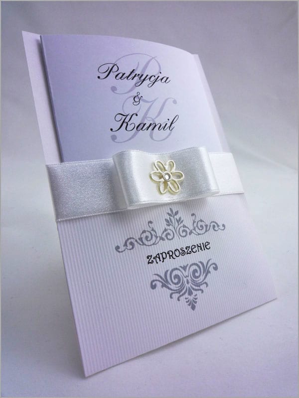 Eleganckie zaproszenia weselne z białą wstążką