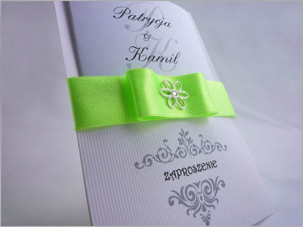 Zaproszenia na ślub z ozdobnego papieru z wstążką
